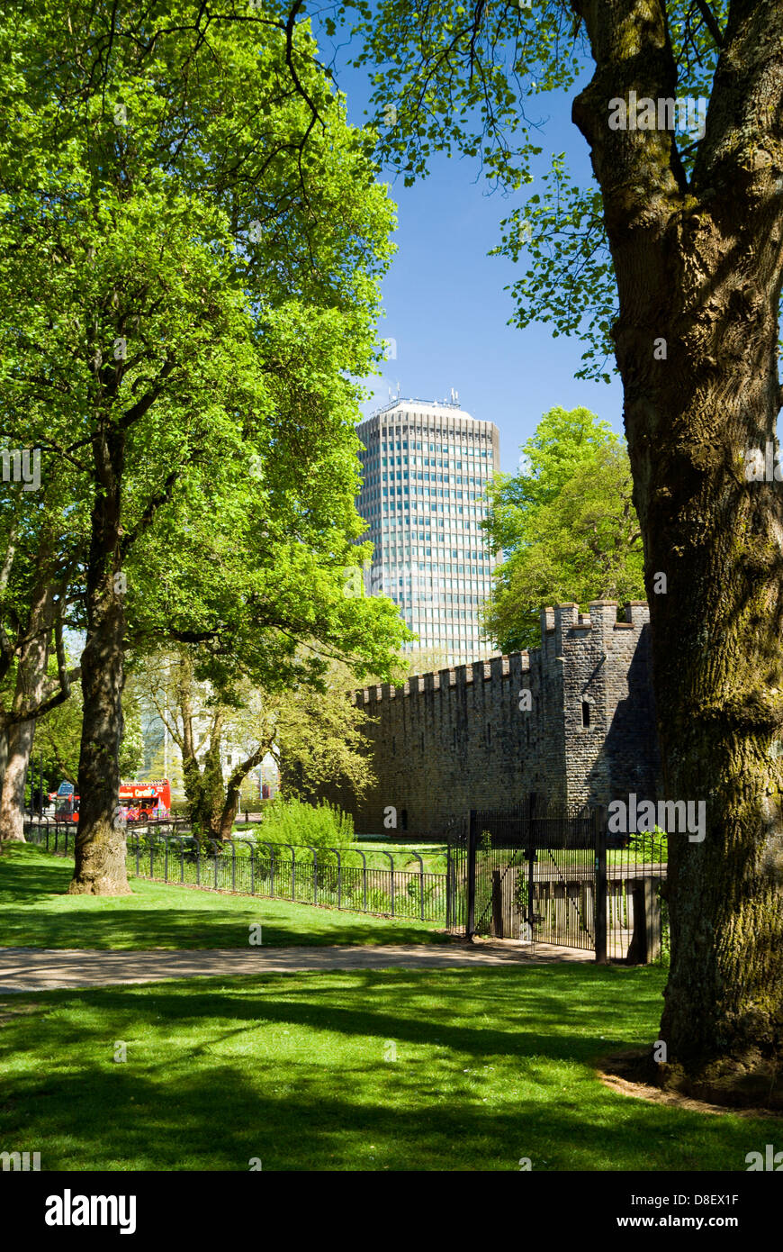 Tour de capital ou la pearl assurance chambre donnant sur les murs du château de bute park, Cardiff, Pays de Galles. Banque D'Images