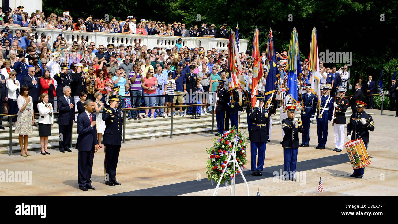 Le président américain Barack Obama s'élève à l'attention pendant la lecture d'entailles à la cérémonie du Jour du Souvenir sur la Tombe du Soldat inconnu le 27 mai 2013 au cimetière national d'Arlington, VA. Banque D'Images