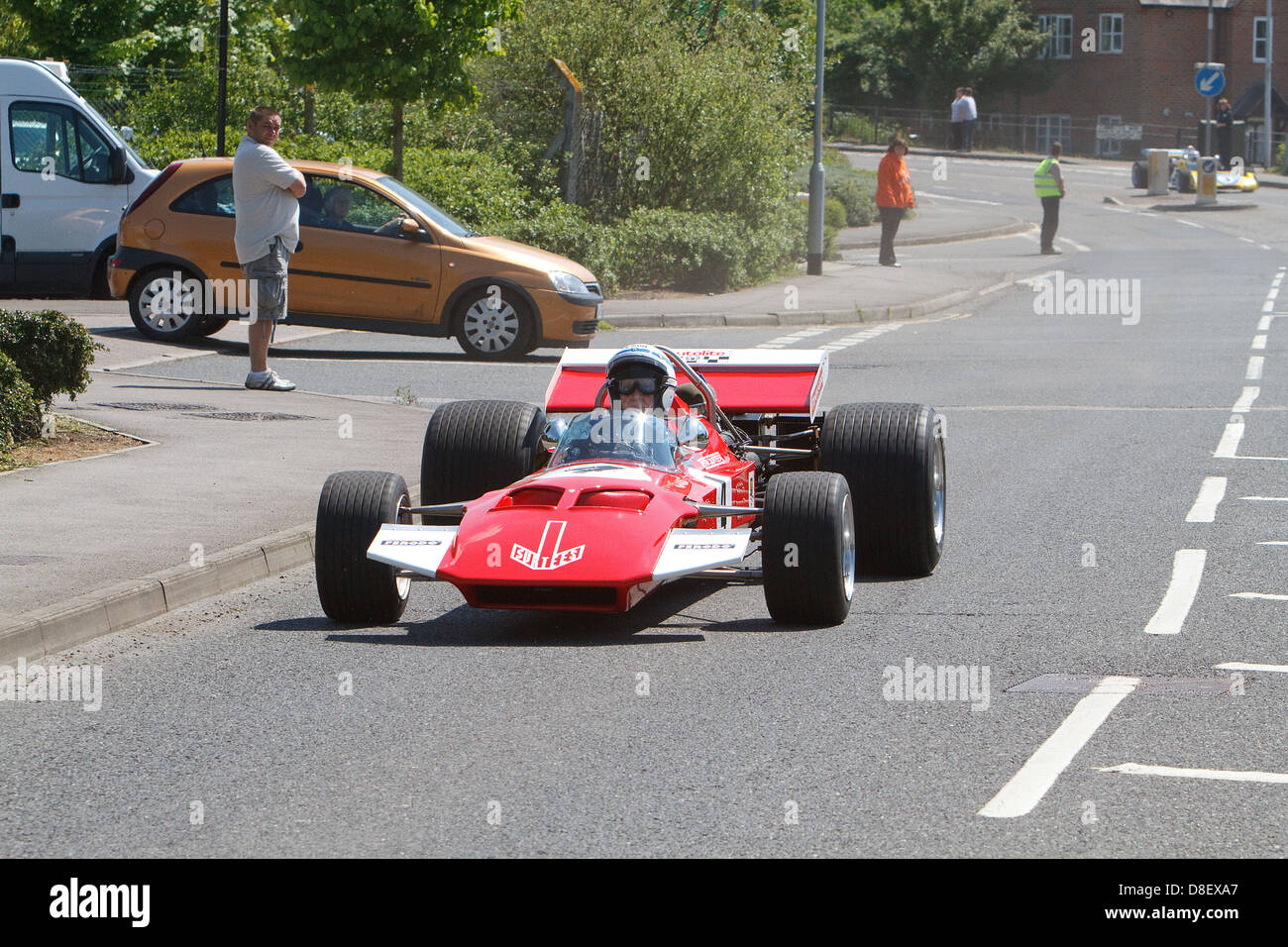 John Surtees OBE lors de la fun day à Edenbridge avec sa TS7 voiture de Formule 1 qu'il a également conduit à la grande joie des spectateurs. Banque D'Images