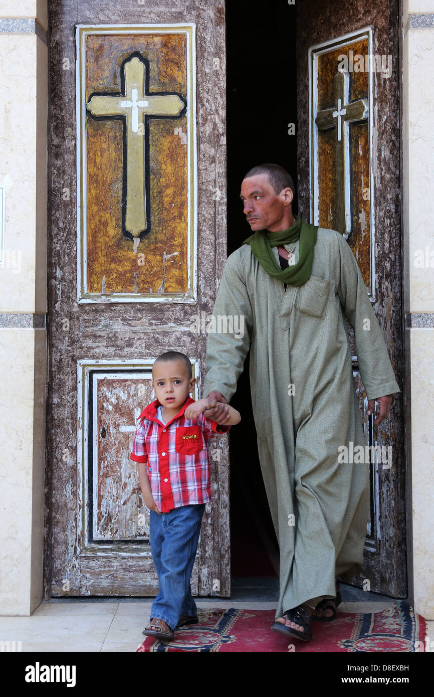 Homme et enfant à l'église chrétienne copte catholique à Al Ghanayem église, diocèse d'Assiout, Égypte Banque D'Images