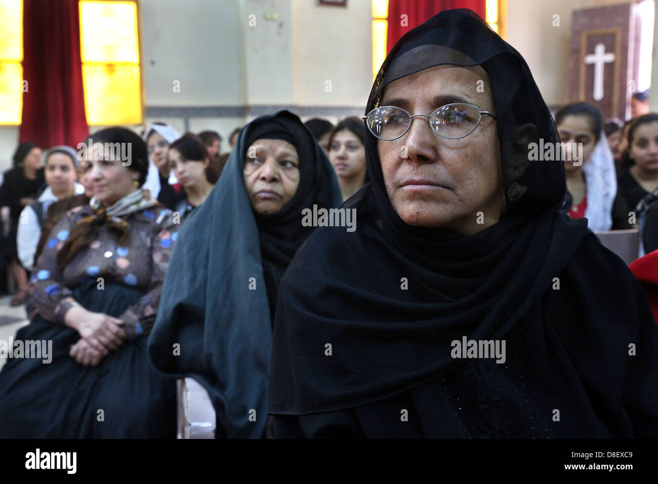 Les femmes à une église chrétienne copte catholique dans l'église service Al Ghanayem, diocèse d'Assiout, Égypte Banque D'Images
