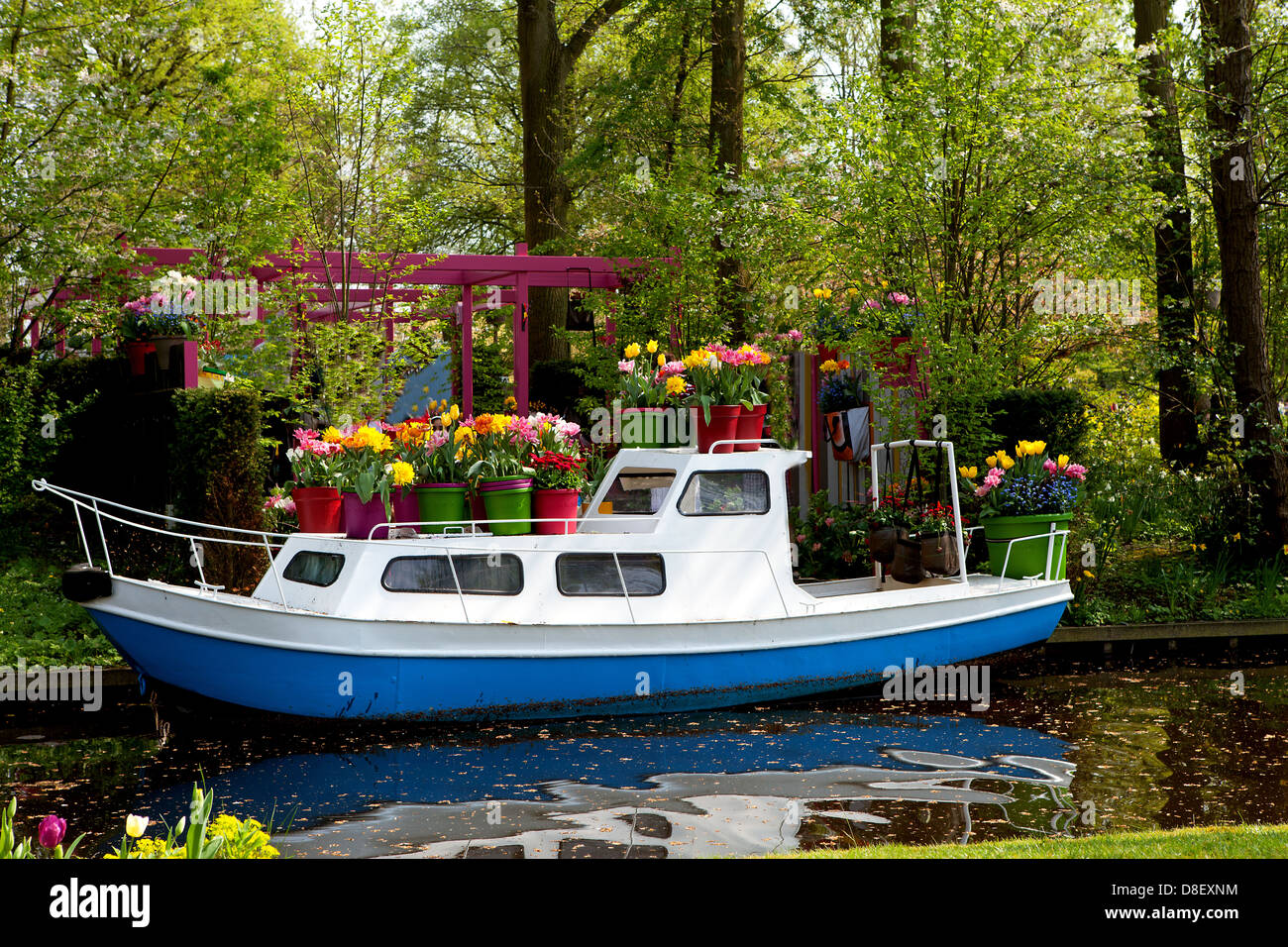 Bateau couvert de fleurs tulipes hollandais près d'arbres Banque D'Images