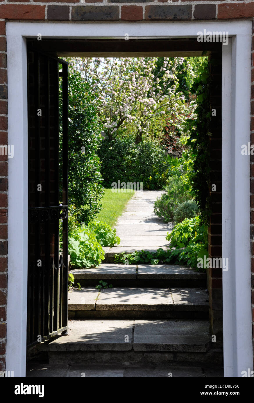 La porte dans le jardin secret dans le Dorset England UK Banque D'Images