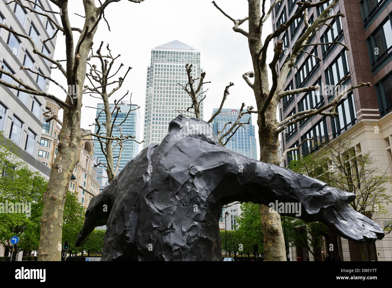 Sculpture "l'homme à bras ouverts' par Giles Penny, Canary Wharf, Londres, Angleterre, Royaume-Uni. Banque D'Images