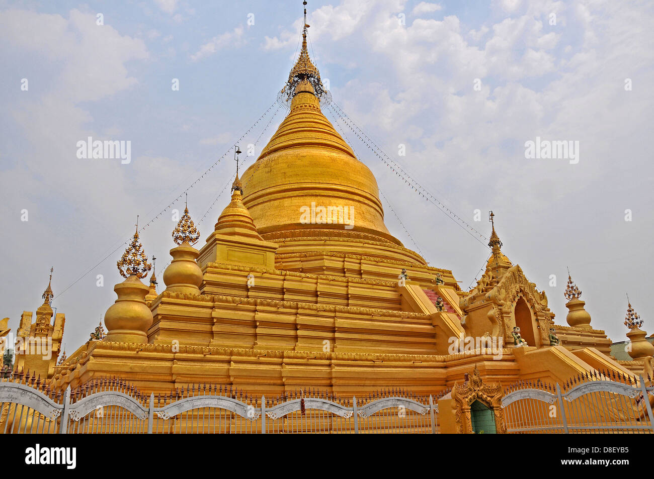 Temple Shwezigon Bagan Myanmar Banque D'Images