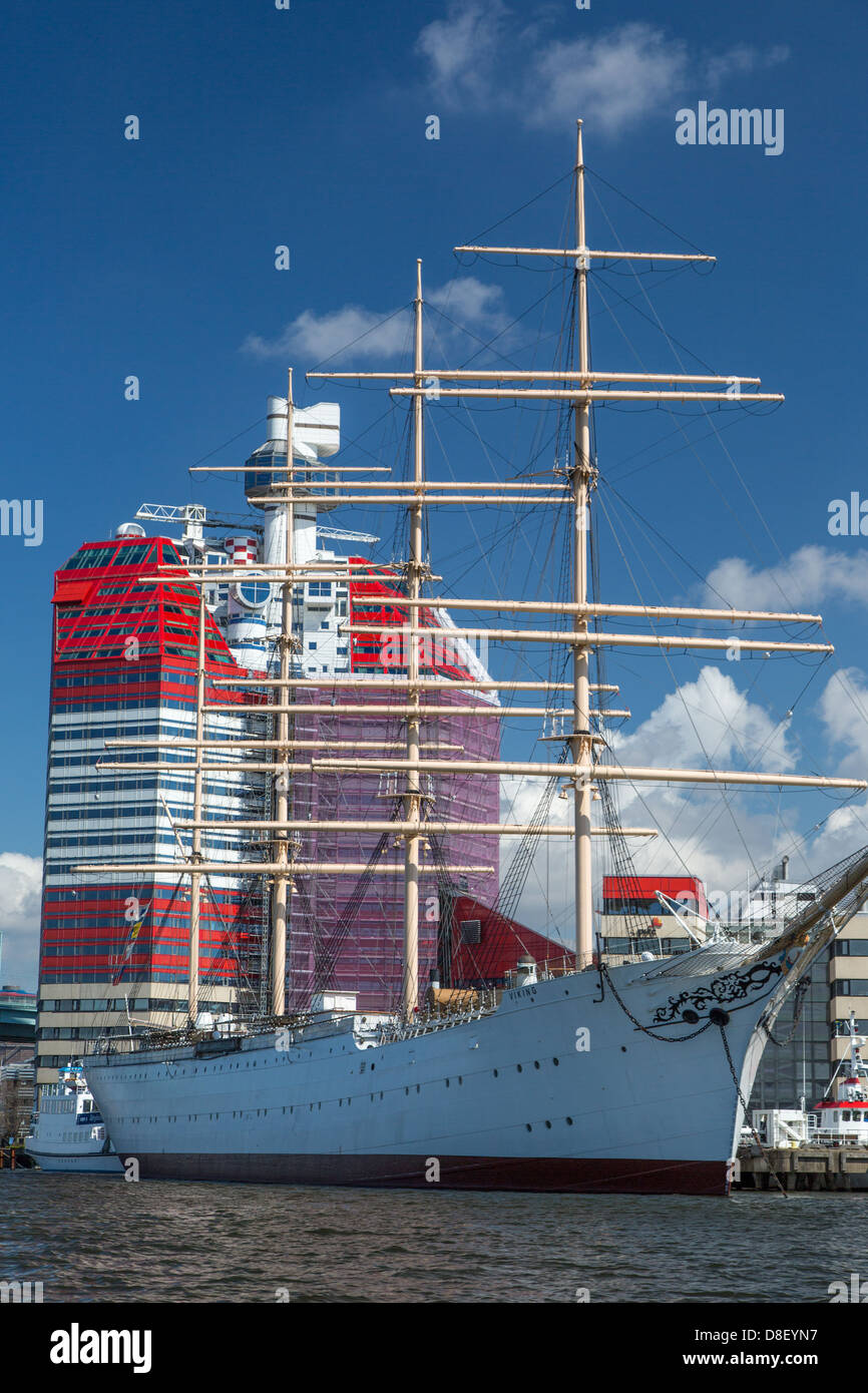 Barken Viking voilier en face de l'immeuble, un rouge à lèvres 83 gratte-ciel à Göteborg, Suède. Banque D'Images