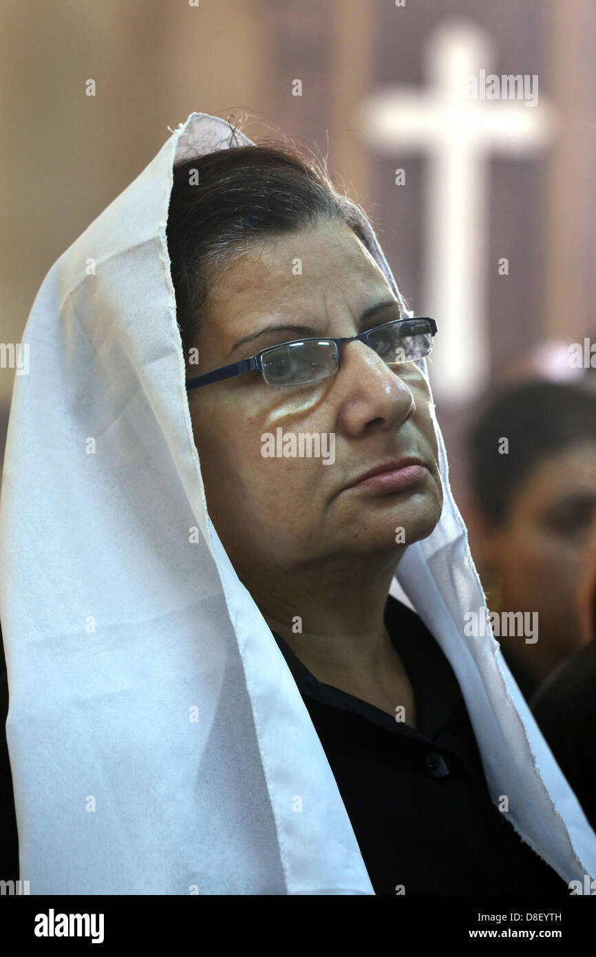 Femme à une église chrétienne copte catholique dans l'église service Al Ghanayem, diocèse d'Assiout, Égypte Banque D'Images