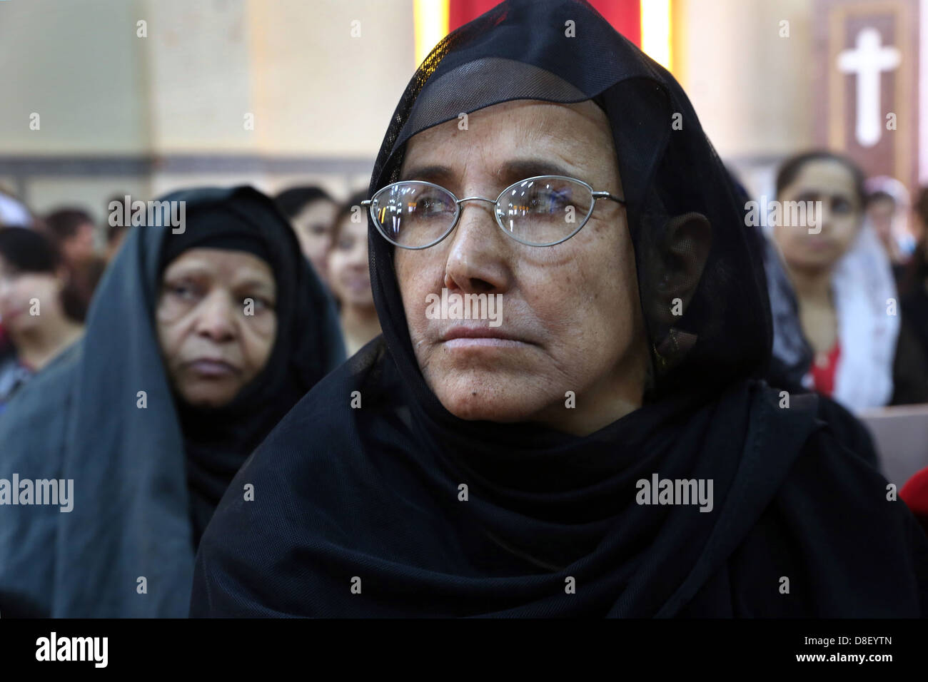Les femmes à une église chrétienne copte catholique dans l'église service Al Ghanayem, diocèse d'Assiout, Égypte Banque D'Images