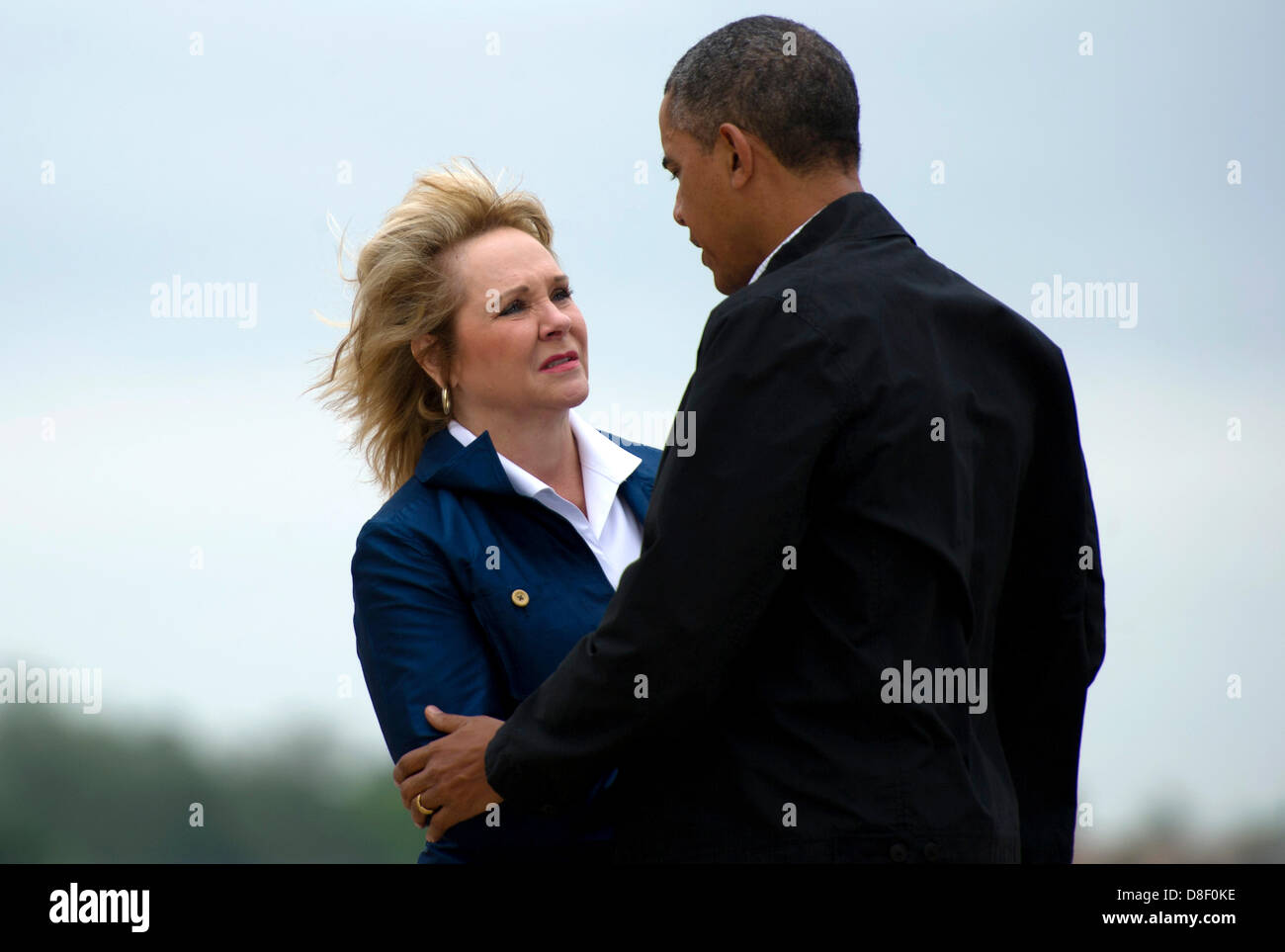 Le président américain Barack Obama salue l'Oklahoma Gouverneur Mary Fallin à Tinker Air Force Base sur sa façon de visiter les zones endommagées par une tornade EF5, 26 mai 2013 à Oklahoma City, OK. Banque D'Images