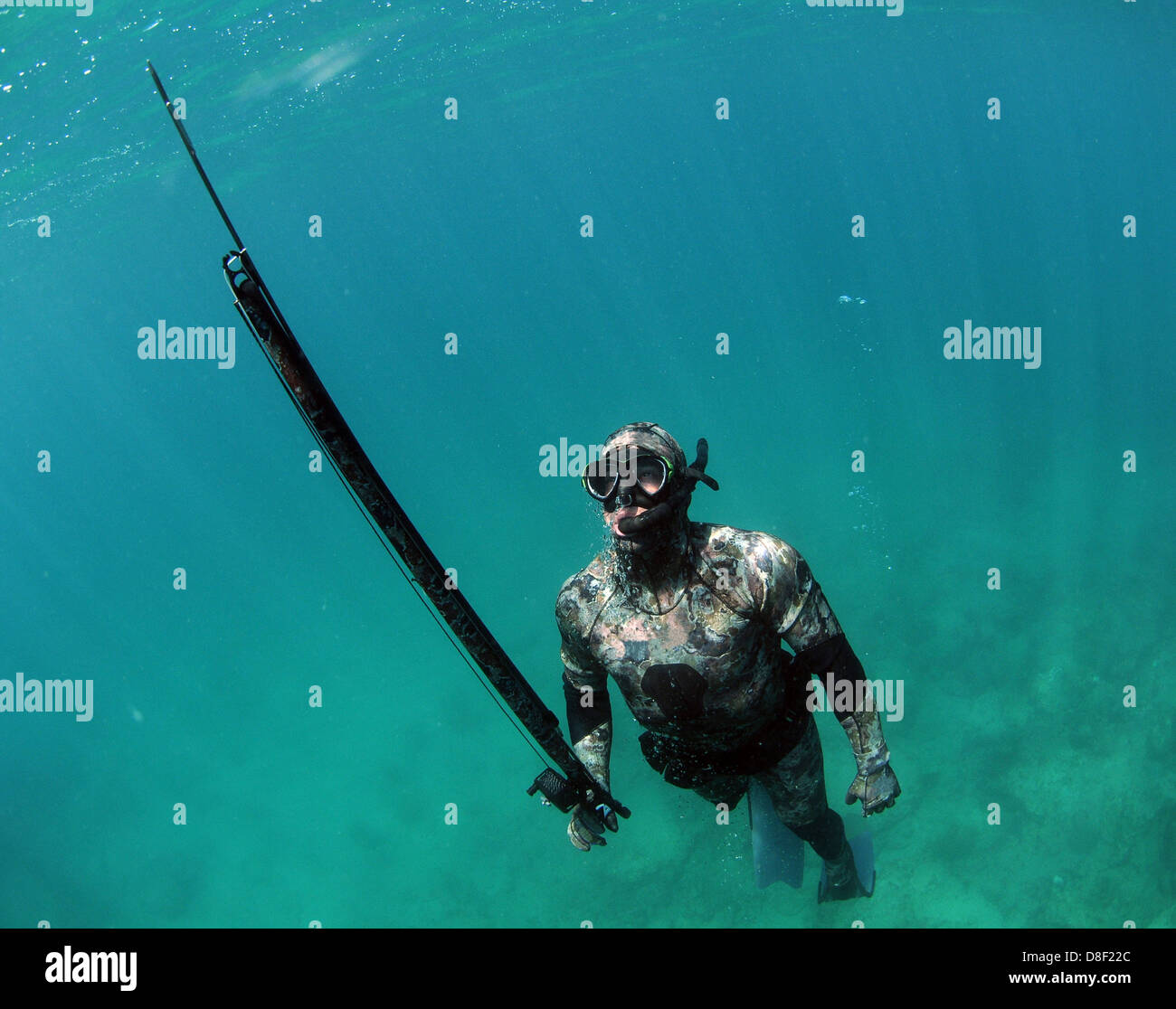 Chasse sous-marine Plongée libre et l'homme en combinaison de camouflage  dans l'Océan Atlantique Photo Stock - Alamy