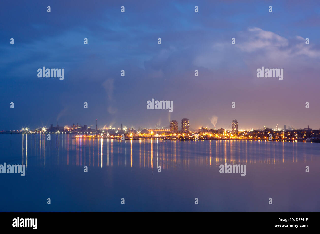 Hamilton, Ontario au crépuscule sur la baie de Burlington, le lac Ontario. Banque D'Images