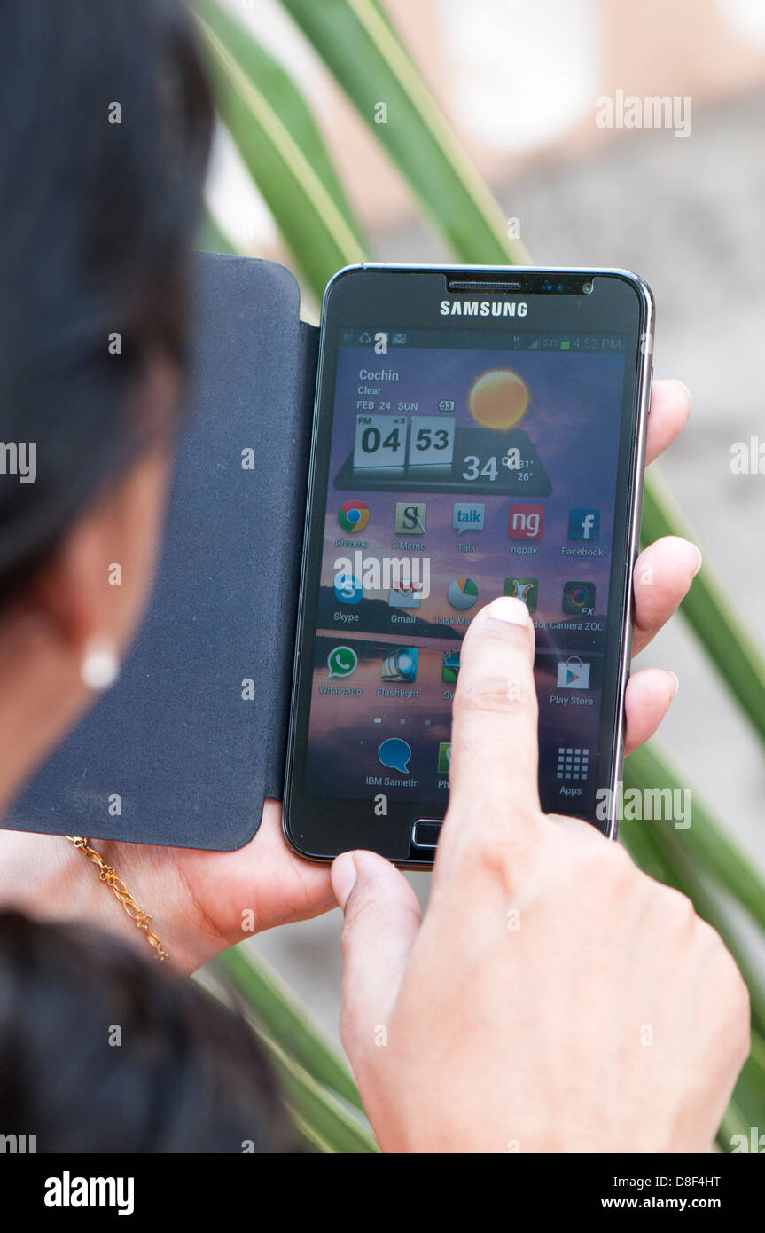 Les femmes indiennes à l'aide de mobile vue arrière Banque D'Images