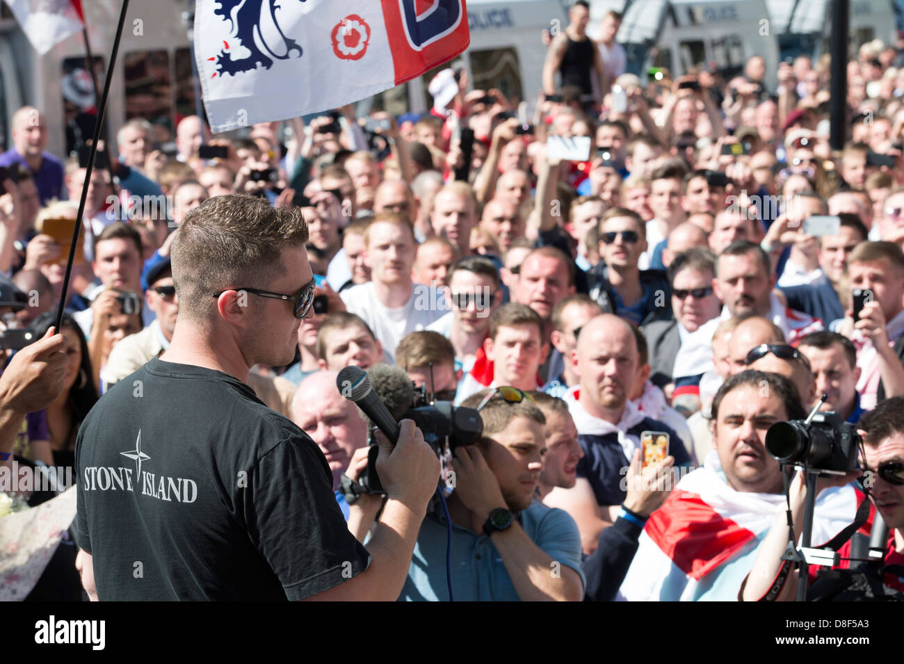 English Defense League (EDL rassemblement devant Downing Street le 27 mai 2013. Leader de l'EDL Tommy Robinson parle à ses membres. Banque D'Images