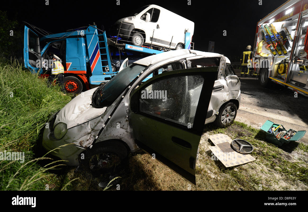 Vue de la scène d'un accident sur l'Autoroute Près de Neckarsulm, Allemagne, 28 mai 2013. Deux camions ont été impliqués dans l'accident dans lequel deux personnes sont mortes. Photo : FRANZISKA KRAUFMANN Banque D'Images