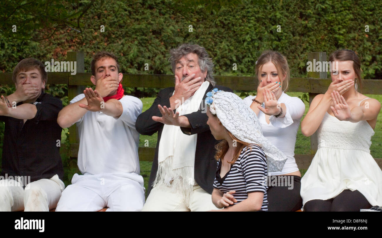 La production de théâtre amateur de Sinik dans un jardin de Suffolk. Cinq personnes rejeter une épouse. Banque D'Images