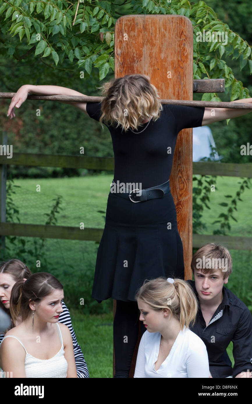 La production de théâtre amateur de Sinik dans un jardin de Suffolk, la scène de la crucifixion. Banque D'Images