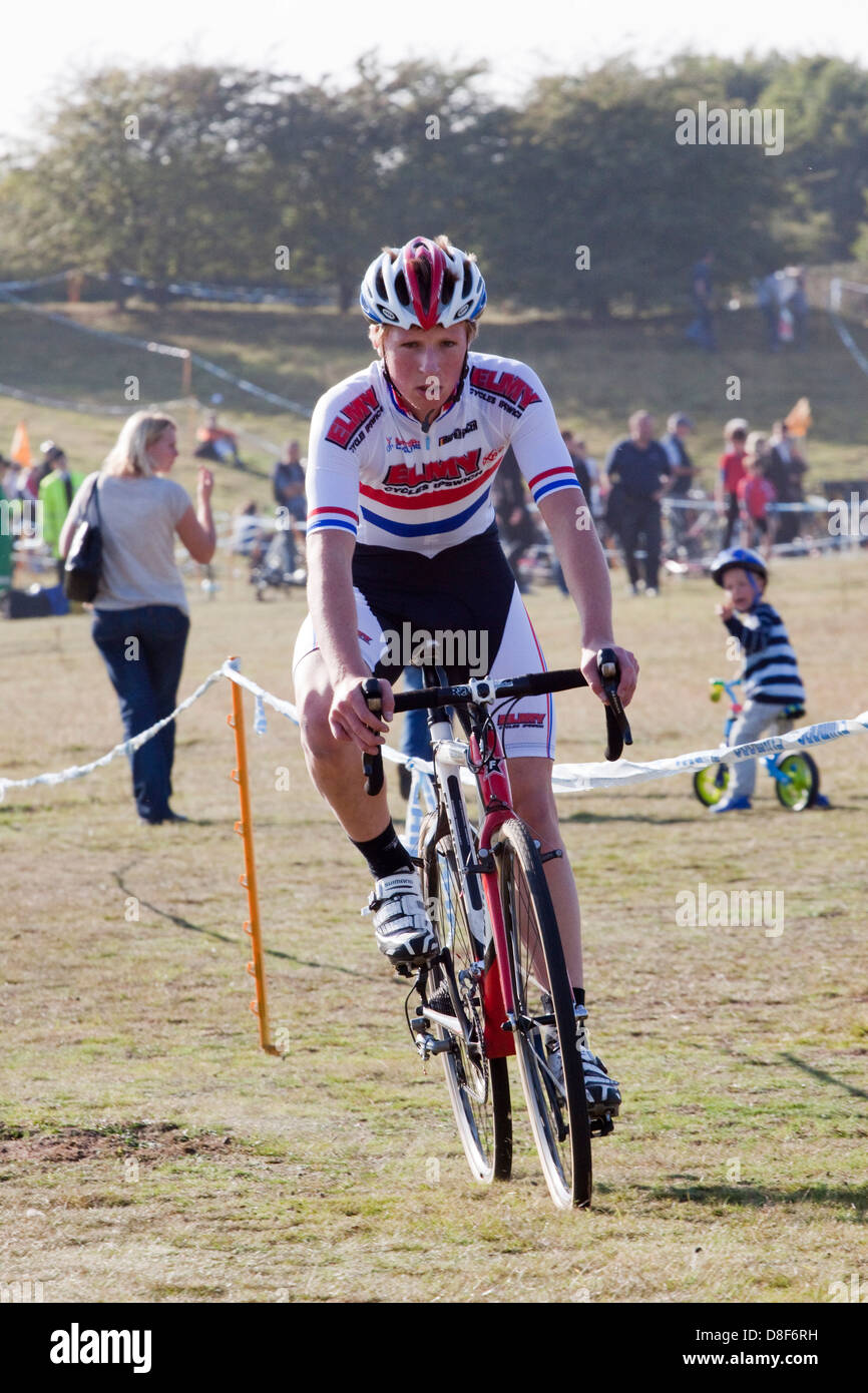 Hugo Robinson champion britannique junior de cyclocross lors d'une course sur Colchester Common, Essex Banque D'Images