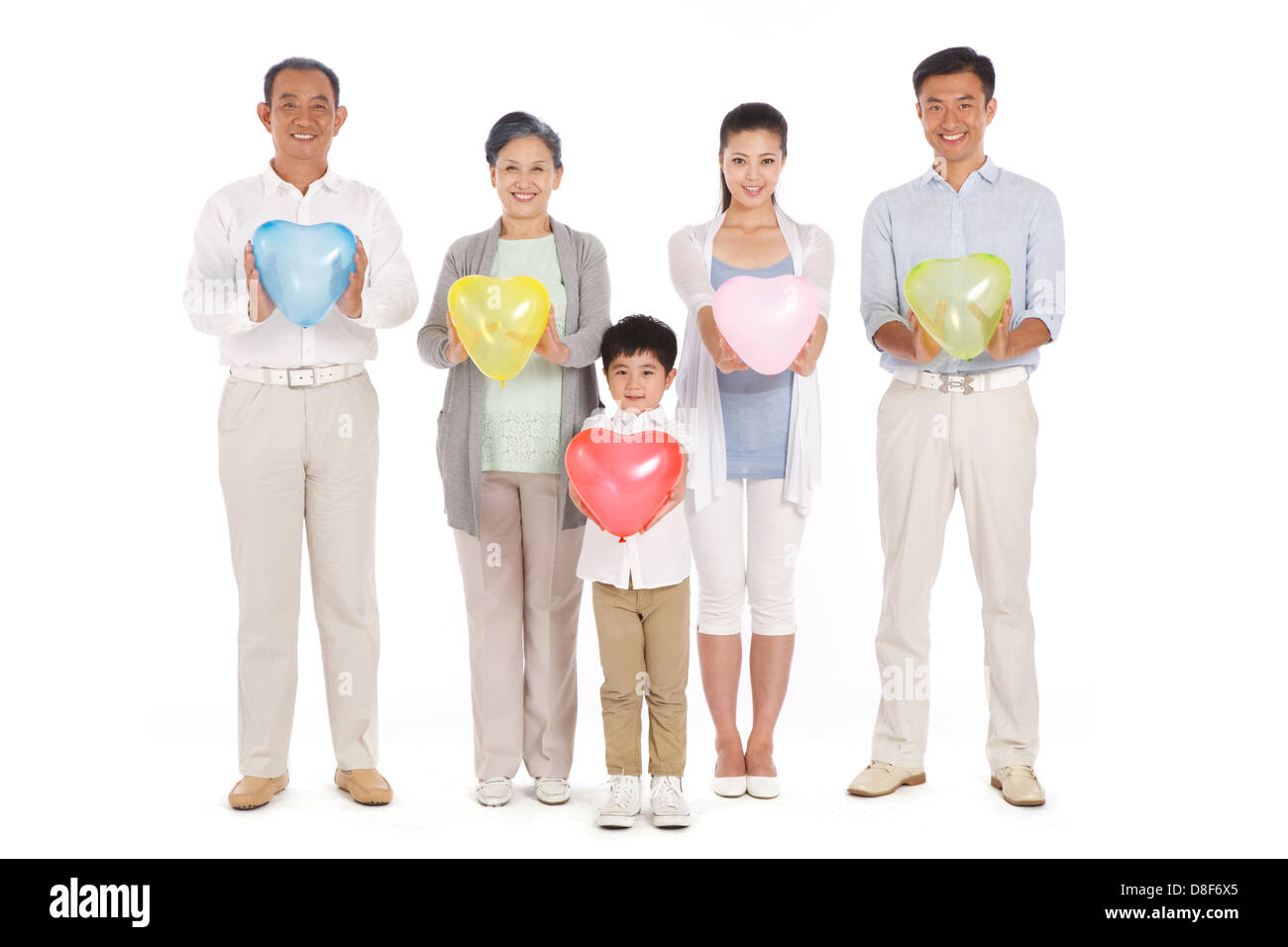Toute la famille holding heart-shaped balloon Banque D'Images