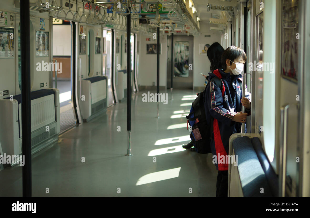 Enfant dans un train à Tokyo Japon Banque D'Images