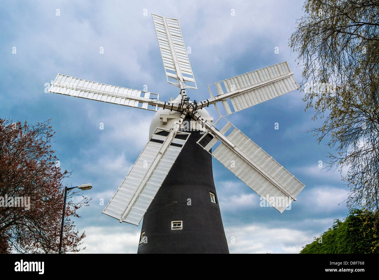 Moulin à vent Holgate avec ses murs de mortier de chaux de rendu noir et ses voiles blanches.York, Royaume-Uni Banque D'Images