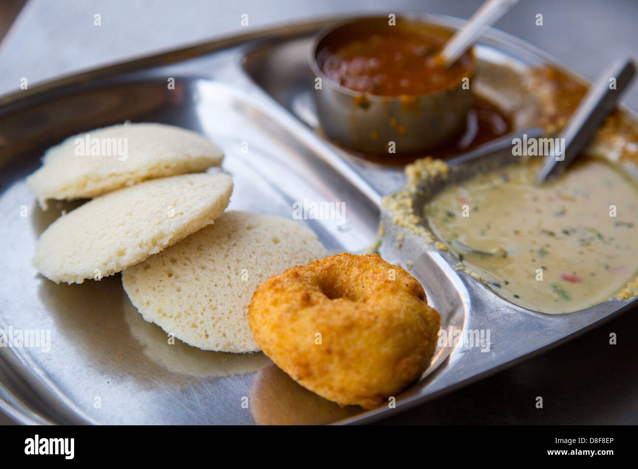 Vada et idlis Shanbhag, du sud de l'Inde restaurant, Hospet, Inde Banque D'Images