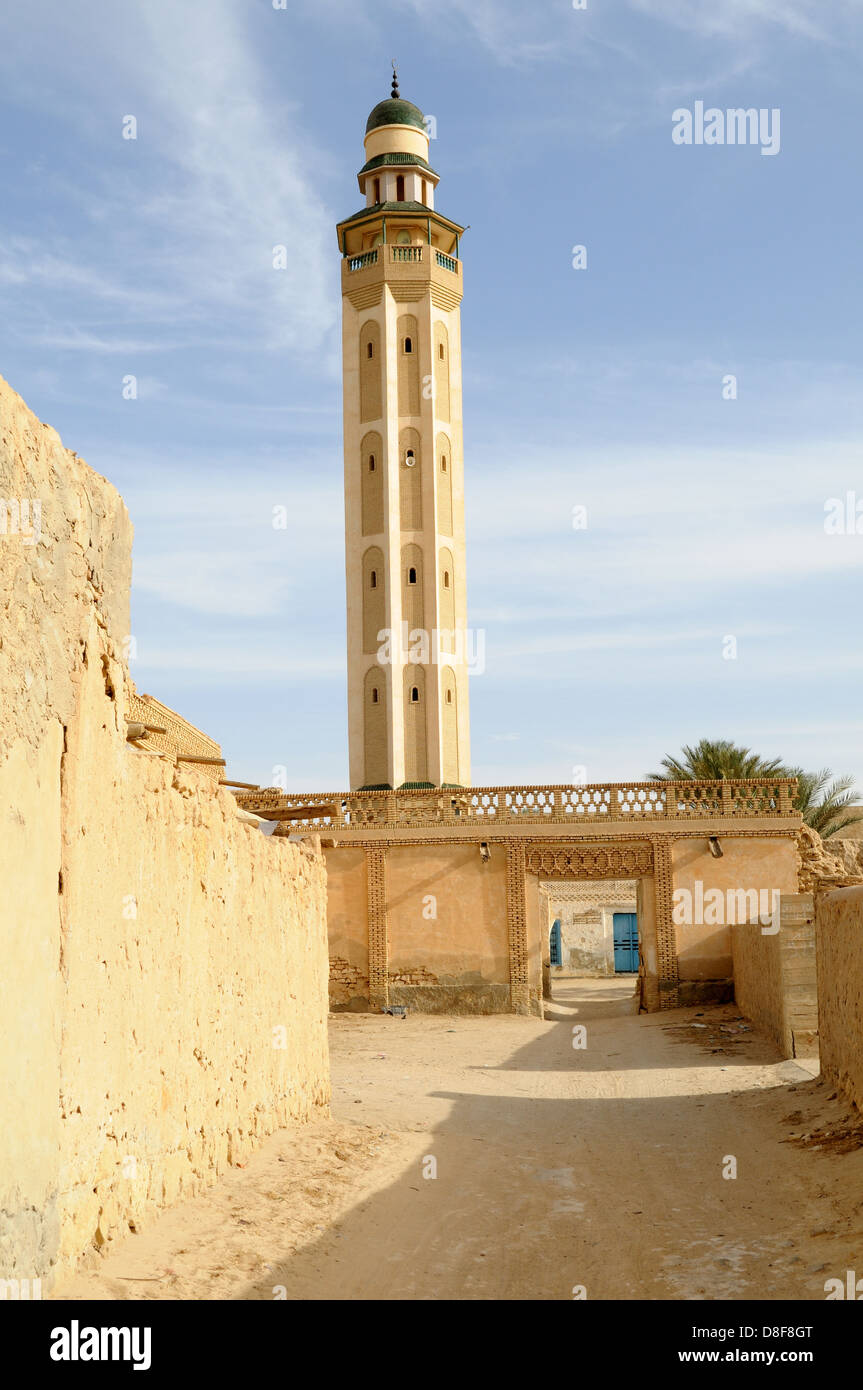 Minaret de la mosquée dans la vieille médina Tozeur Tunisie Banque D'Images