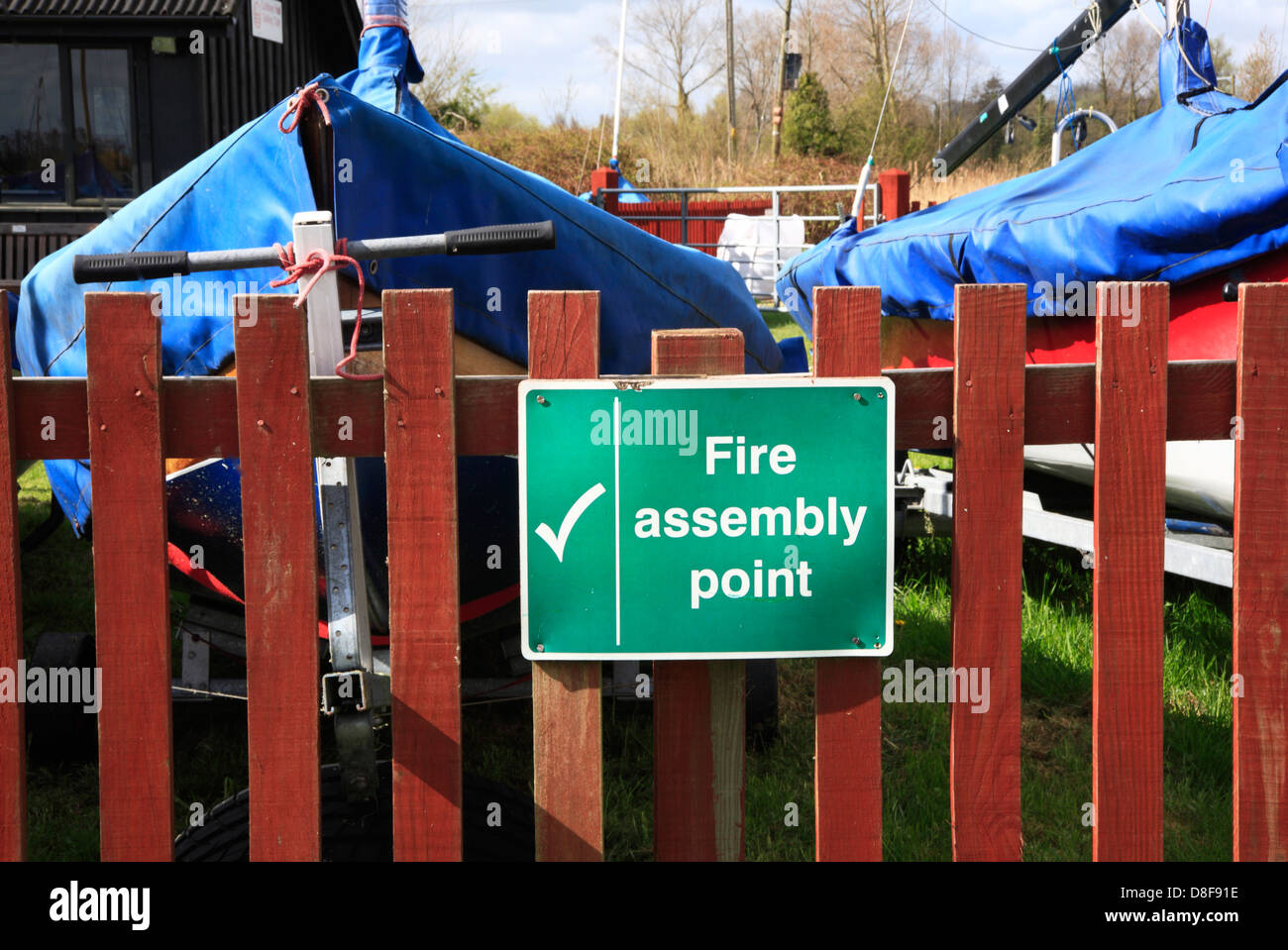 Un point de rassemblement incendie avis extérieur d'un club de voile Norfolk Broads. Banque D'Images