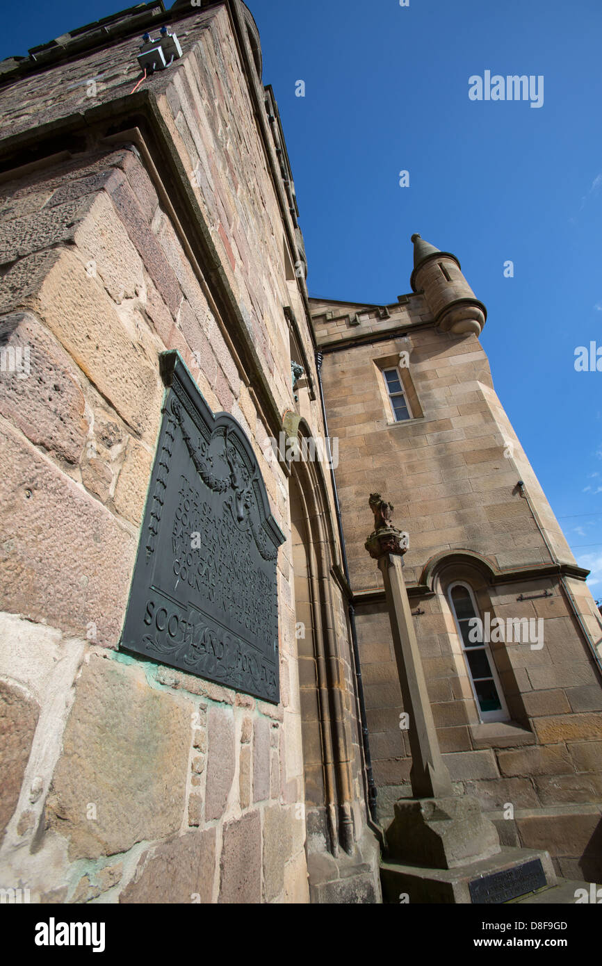 Ville de Tain, en Écosse. Les Seaforth Highlanders plaque commémorative sur le mur de Tain Tolbooth. Banque D'Images