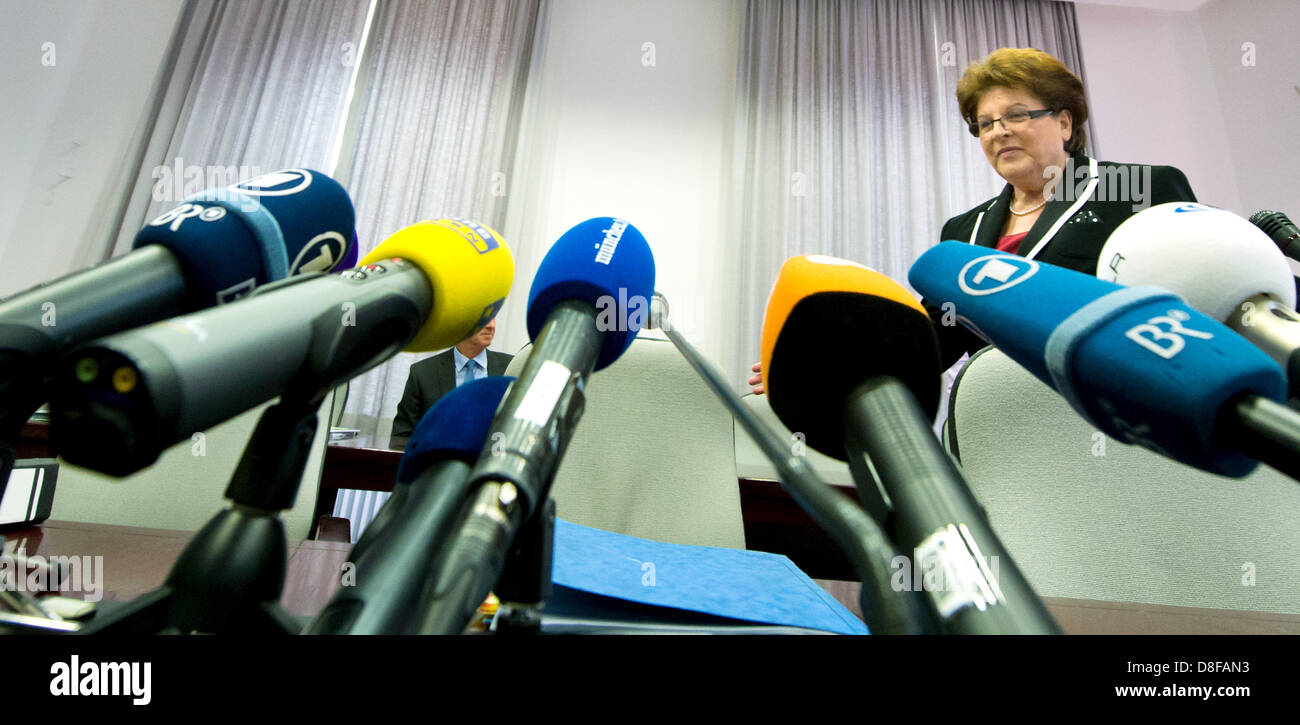 Le président du parlement de la Bavière, Barbara Stramm (CSU) quitte le pupitre lors d'une conférence de presse au parlement d'État de Bavière à Munich, Allemagne, 28 mai 2013. Stamm a annoncé les noms des membres du parlement d'Etat qui ont embauché des membres de la famille en 2000, peu avant l'restricitons à embaucher des membres de la famille est entrée en vigueur. Photo : PETER KNEFFEL Banque D'Images