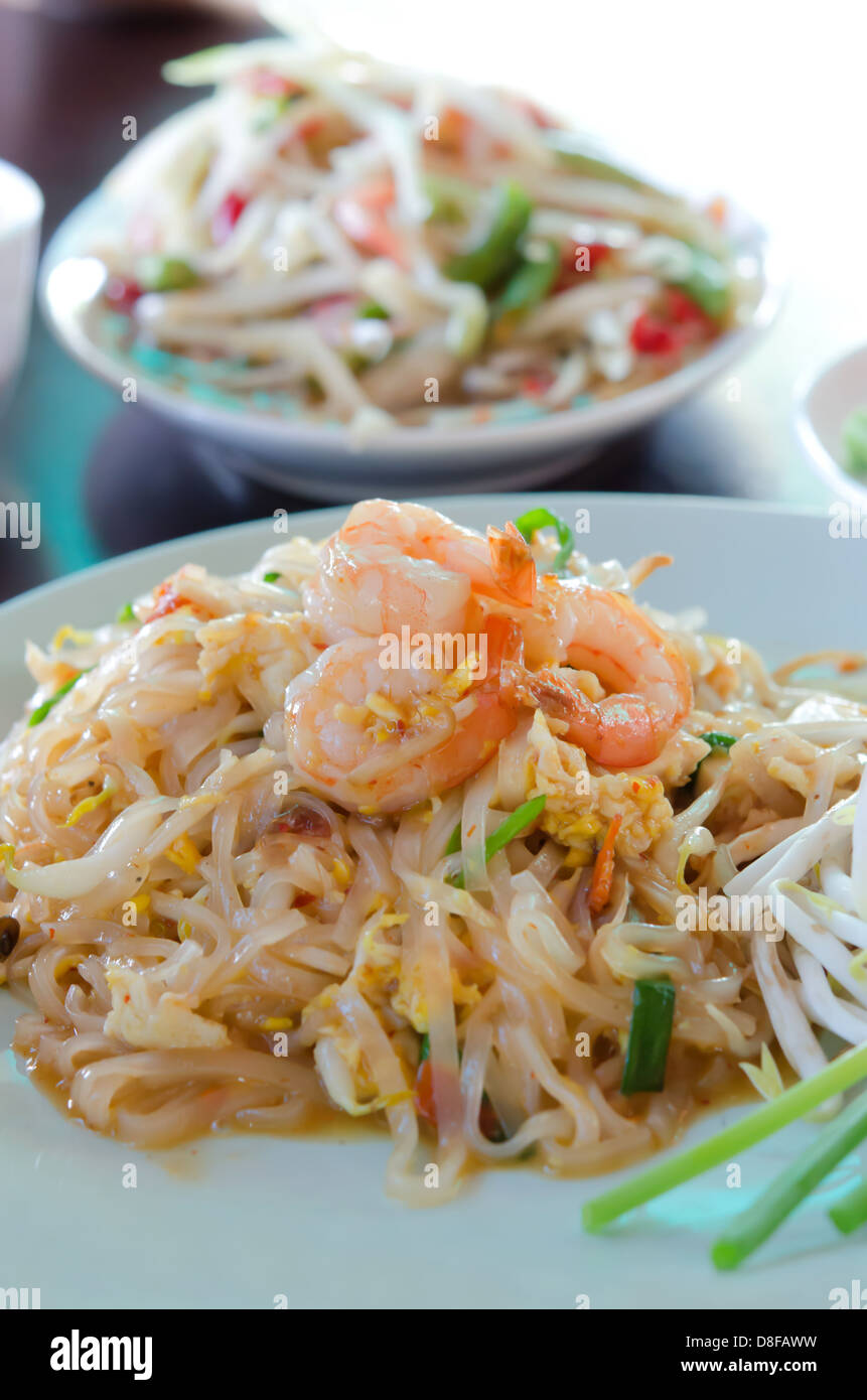 Close up incorporer nouilles frites aux crevettes et légumes frais , œuf , une cuisine de style asiatique sur la table Banque D'Images