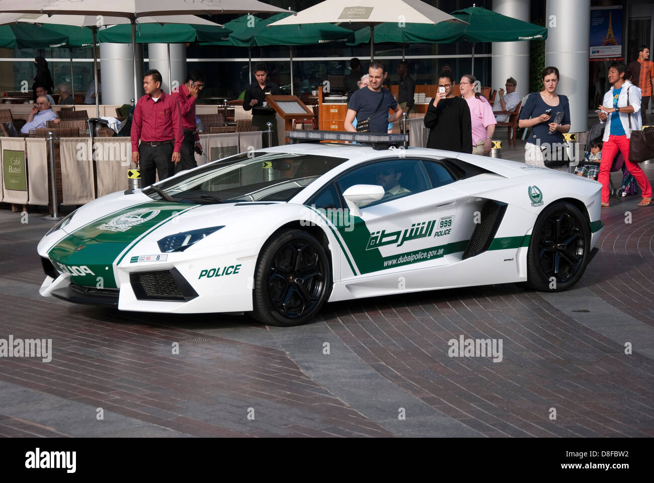 La police de Dubaï Lamborghini Aventador LP700-4 Coupé voiture de  patrouille Photo Stock - Alamy