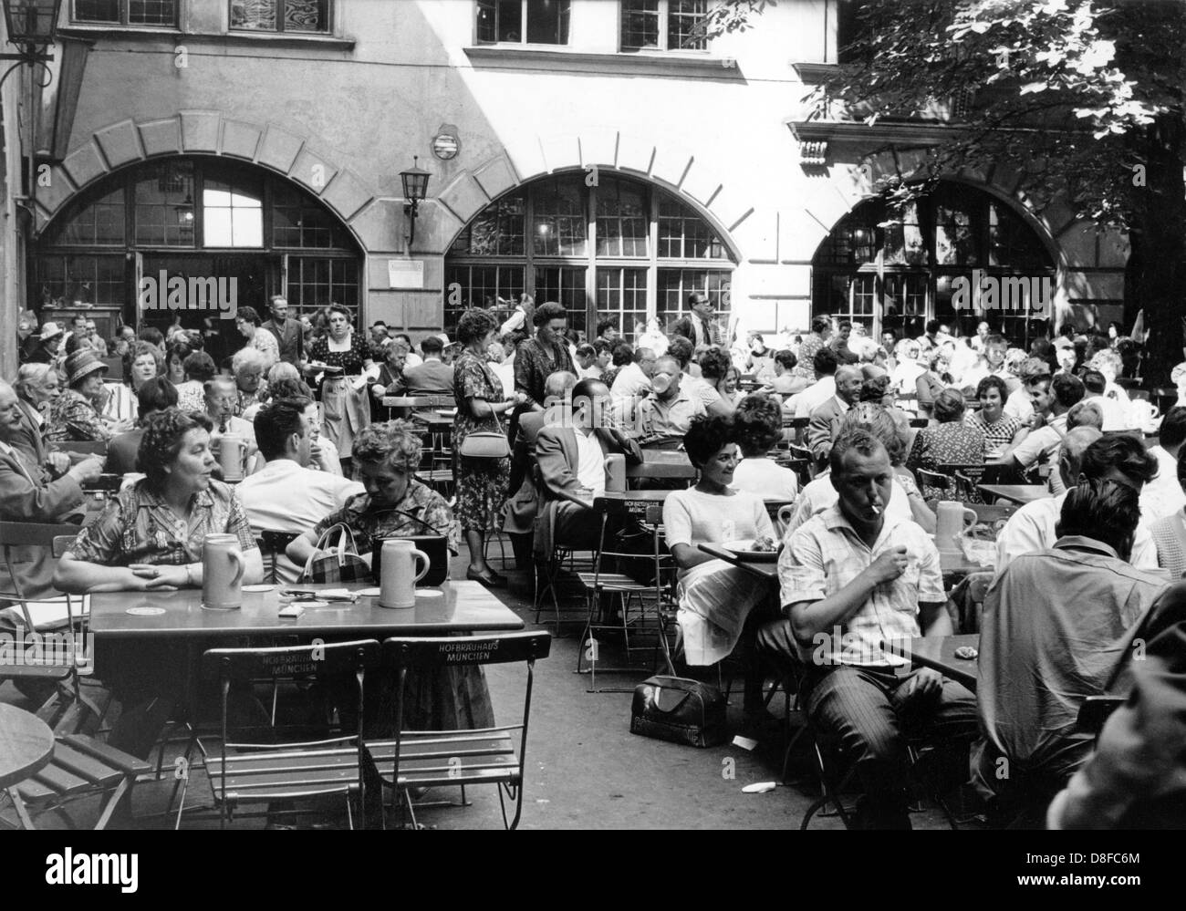 Vous pourrez profiter de l'été dans la cour de la célèbre brasserie Hofbräuhaus de Munich, photographié le 31 août en 1961. Photo : Erich Braunsperger Banque D'Images