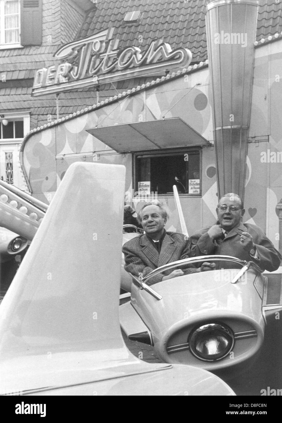 Homme politique de la CDU, ministre de la justice dans la Rhénanie du Nord-Westphalie, et l'éditeur de Westfalenpost, Artur Straeter (r), le 8 septembre 1962 sur un carrousel. Banque D'Images