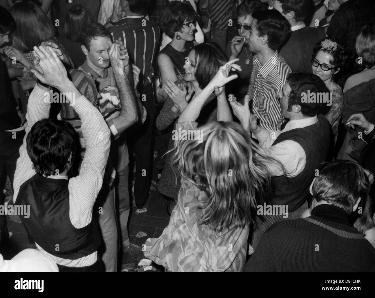 Les adolescents à la plus grande joie de la danse 'Fleur Hippie Party' à Berlin le 10 décembre en 1967. Banque D'Images