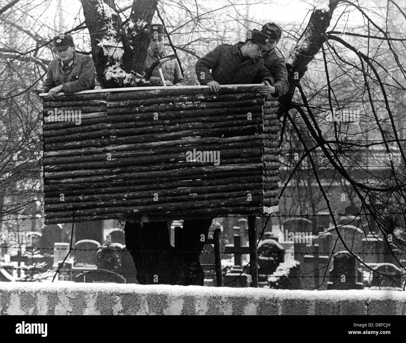 Les forces de police de la RDA errect une tour de garde sur un cimetière à l'Est de Berlin, RDA, en 1961. Banque D'Images