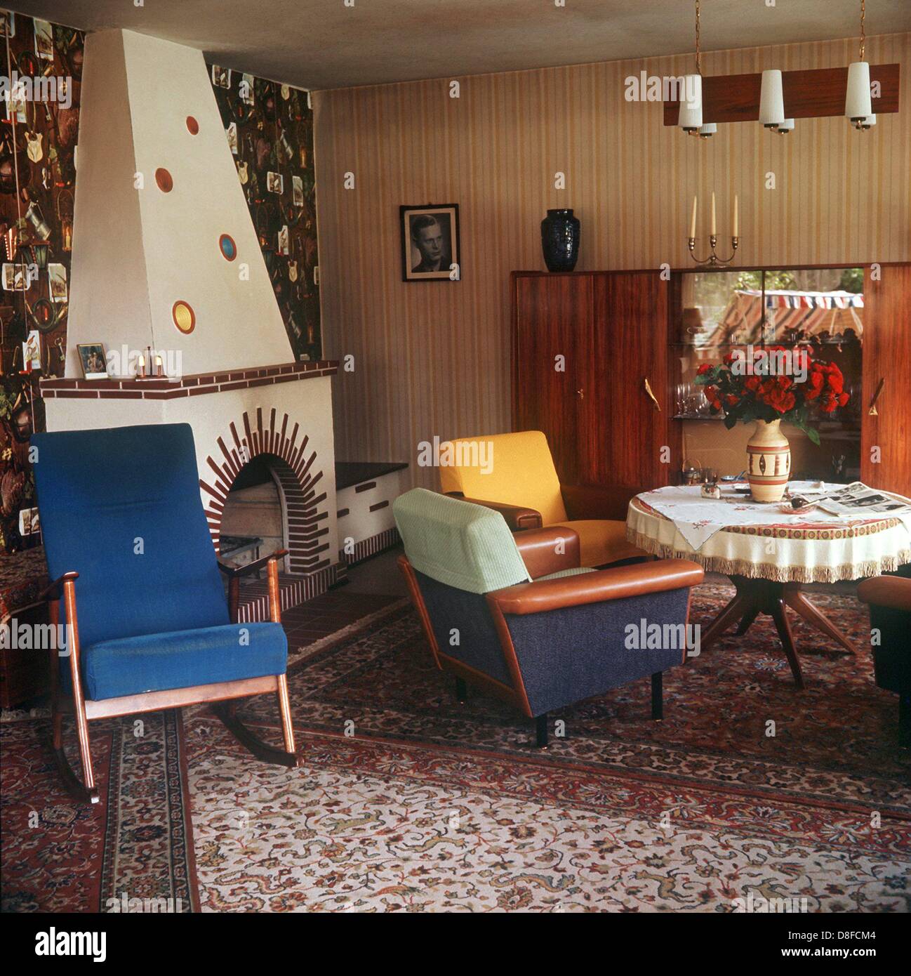 Un salon meublé dans un style typique des années 1960 (sans date photo archive). Banque D'Images