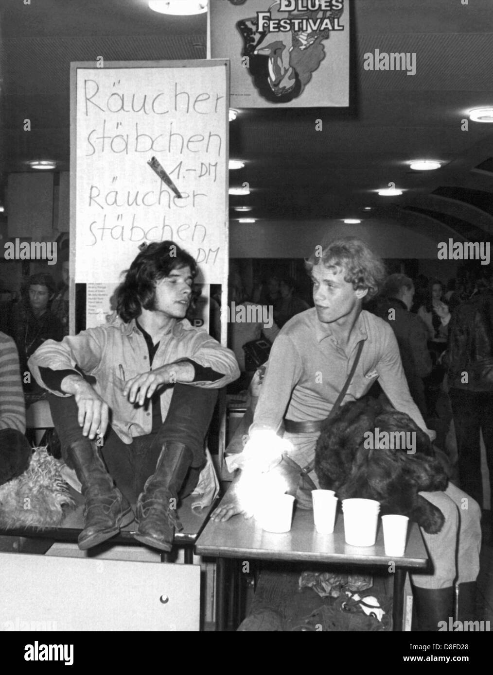 Deux adolescents parler au Pop et Blues Festival à Essen, photographié le 12 octobre en 1969. Banque D'Images