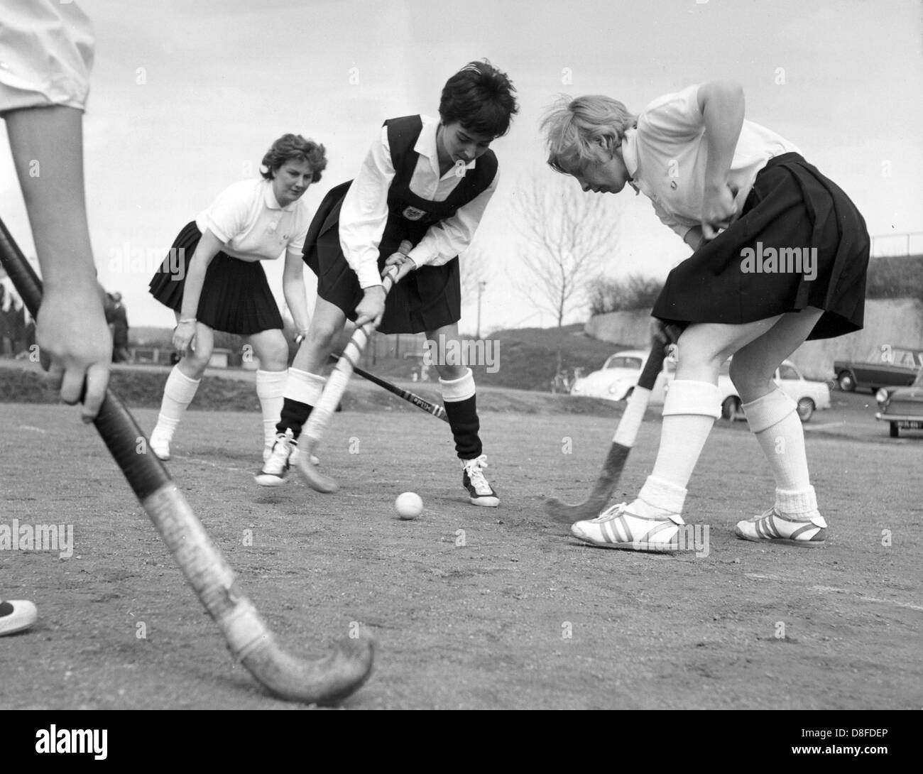 Joueurs de hockey allemande Hilde Lueginger (l) et Rosemarie Engelmann (r) avec train joueur autrichien Gerda Sagorz (M) le 17 avril en 1963 à Frankfurt am Main. Europe's hockey femmes séjour à Francfort pour se préparer à une compétition internationale en France. Banque D'Images