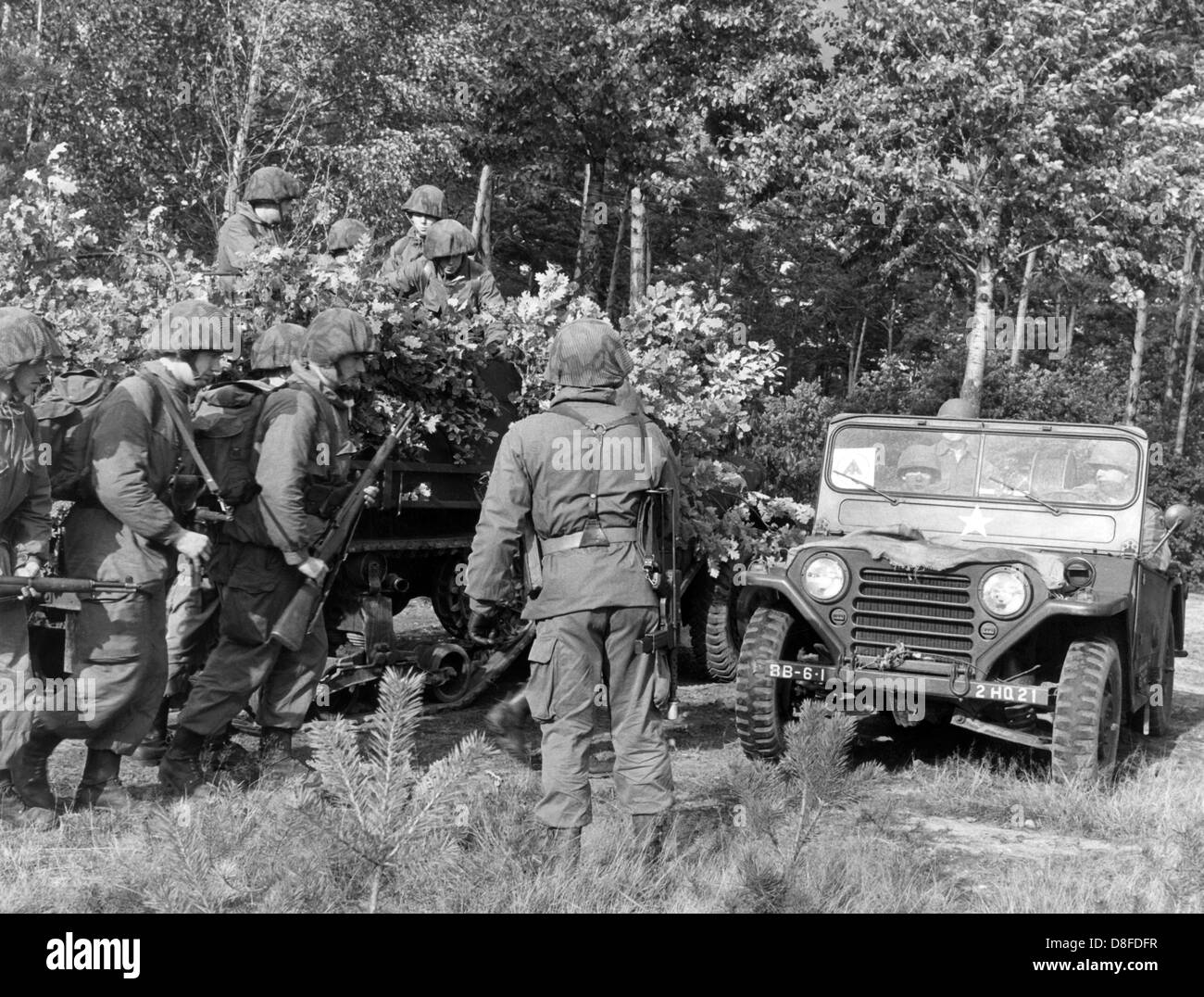 Soldats français et des soldats de l'armée américaine participent à une manoeuvre conjointe dans Grunewald à Berlin le 1er octobre en 1963. Banque D'Images