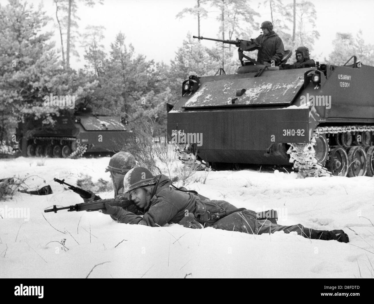 Des soldats de l'armée américaine à côté d'un véhicule blindé de la voie au cours d'un exercice de routine en hiver Grunewald à Berlin au 23ème ofJanuary en 1963. Banque D'Images