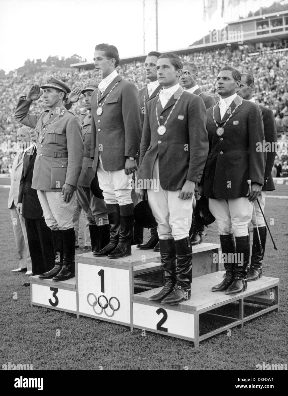 Or pour l'équipe équestre allemande aux Jeux Olympiques à Rome le 11 septembre en 1960. La photo montre (M, l'avant à l'arrière) Alwin Schockemöhle, Hans-Günter Winkler et Fritz Thiedemann. Banque D'Images