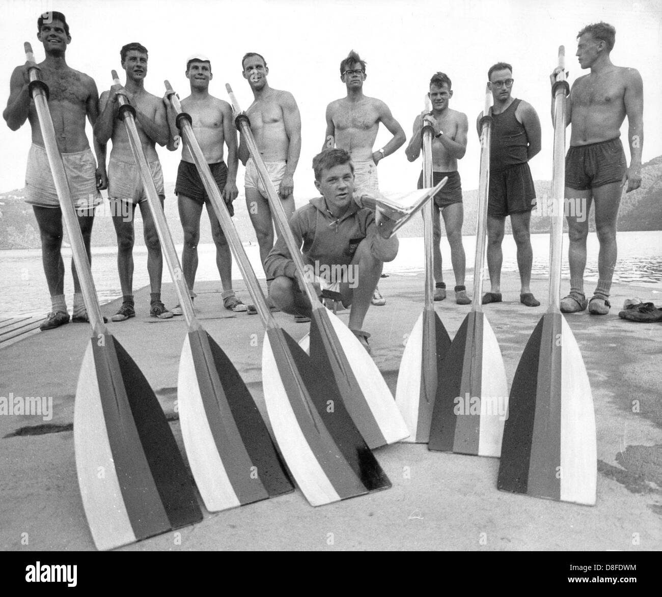 Les membres de l'aviron allemand huit posent le 29 août en 1964 au cours de leur formation. Ils ont gagné la médaille d'or aux Jeux Olympiques de Rome. Banque D'Images
