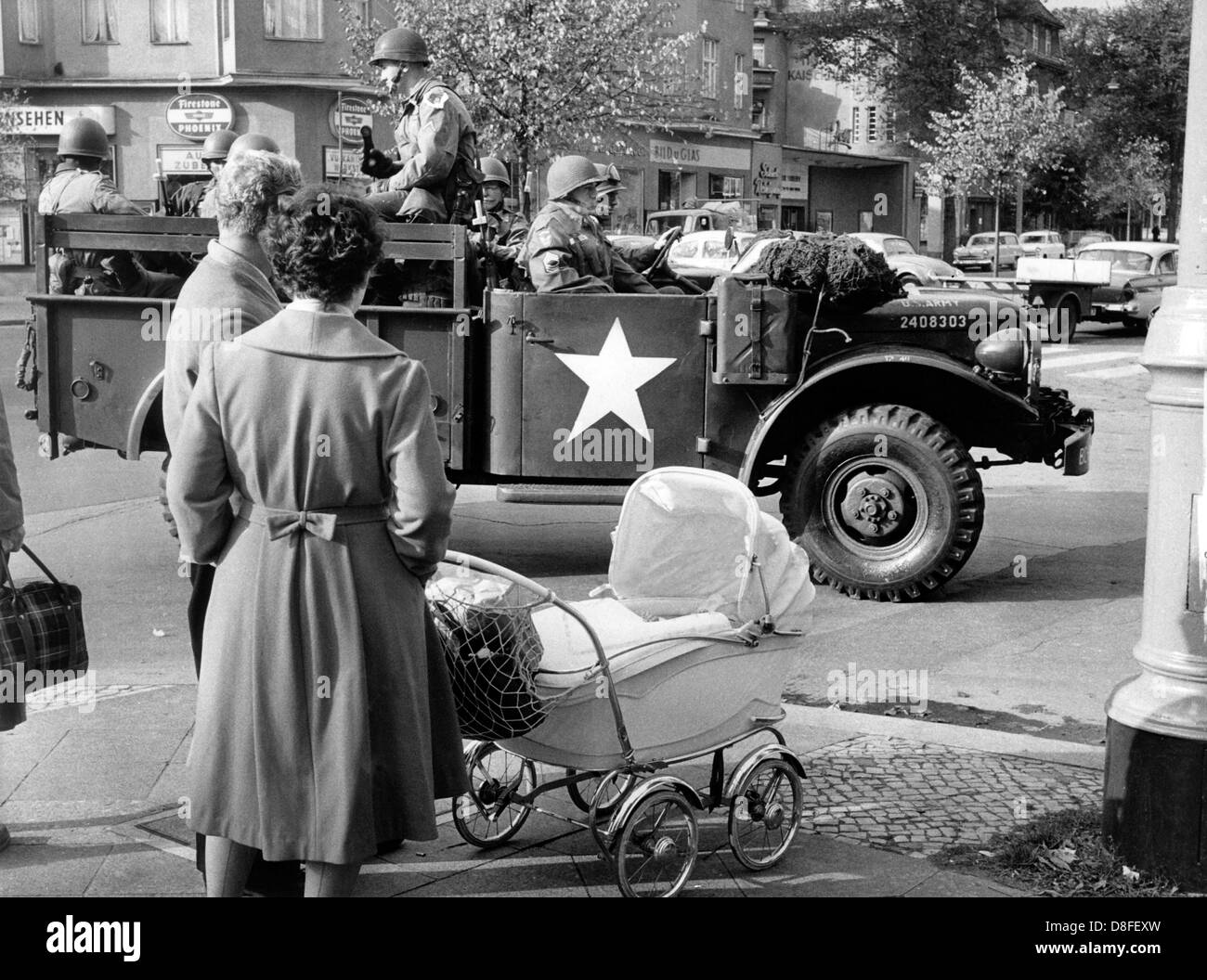 Les soldats américains de la brigade américaine de Berlin en voiture à travers les rues de Berlin dans un transporteur militaire sur leur façon de Grunewald à participer à une manoeuvre de trois jours le 18 octobre en 1961. Banque D'Images