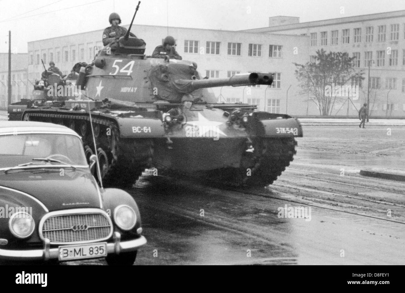 Des chars de l'armée américaine de la conduite sur les rues à l'ouest de Berlin, qui sont couvertes de neige fondante, à l'occasion d'une manœuvre, le 10 décembre 1960. Banque D'Images