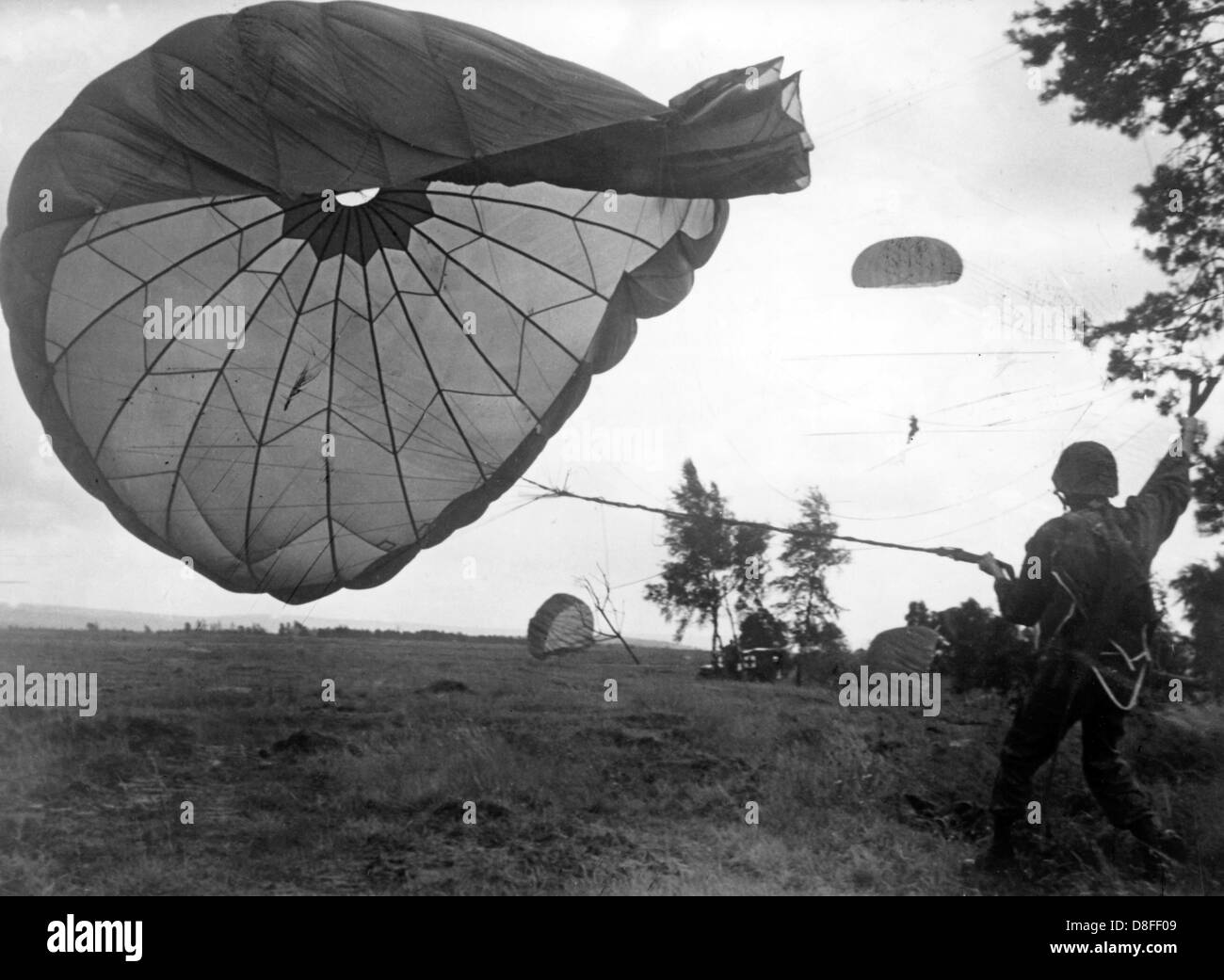 Les soldats de la 322e division de l'air au cours de la manœuvre aérienne 'Wind Drift' le 20 août en 1961 en Rhénanie Westphalie. Plus de 5 000 soldats américains, dont près de 2 500 parachutistes, participer à la manœuvre de 10 jours. Banque D'Images