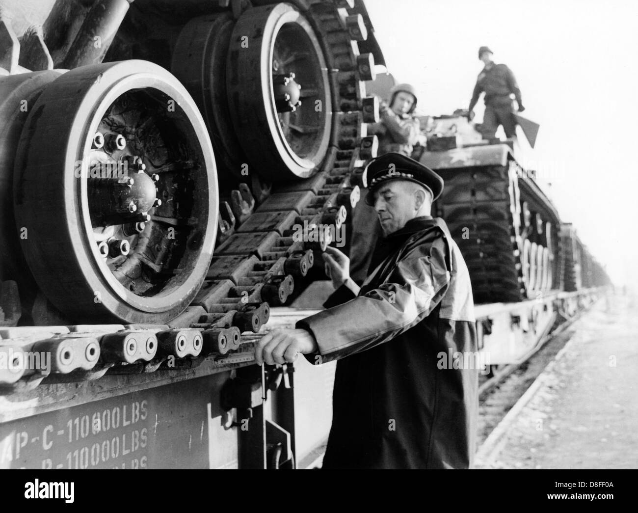 Un chemin de fer serviteur vérifie la fixation de la citerne, qui nous ont été chargés sur un train pour le transport à la gare dans Lieblos Hesse le 5 janvier en 1966. Les réservoirs sont une partie de la manœuvre Allemand-américains ilberkralle «', où 22 000 soldats de la 3e division du réservoir et 3 000 soldats allemands de la 15e brigade de chars Koblenz étaient impliqués. Banque D'Images