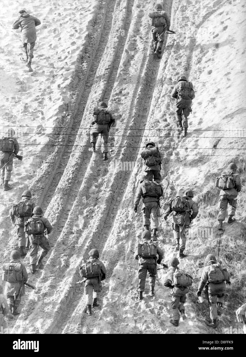 Soldats Anglais et français montent une colline de sable pendant une manoeuvre des Britanniques et les forces françaises à Berlin dans l'Tegeler Forst le 11 février 1964. 1,000 1,000 soldats britanniques et français ont participé à ces deux journées de manœuvre. Banque D'Images