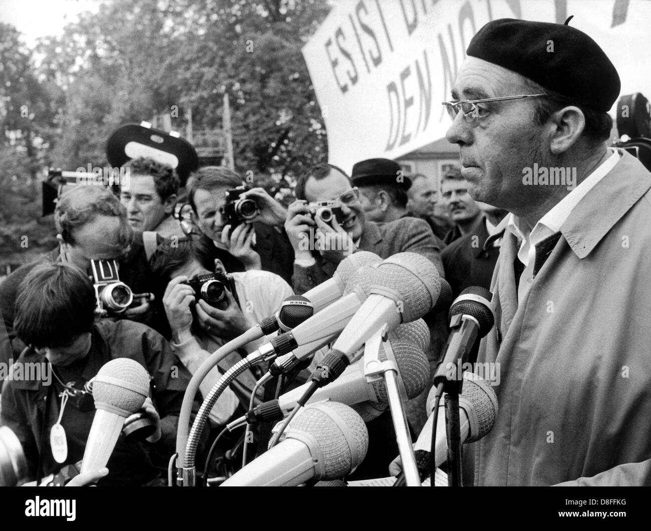 Writer Heirnich Böll parle aux participants d'un rassemblement contre la loi d'urgence le 11 mai en 1968. Banque D'Images
