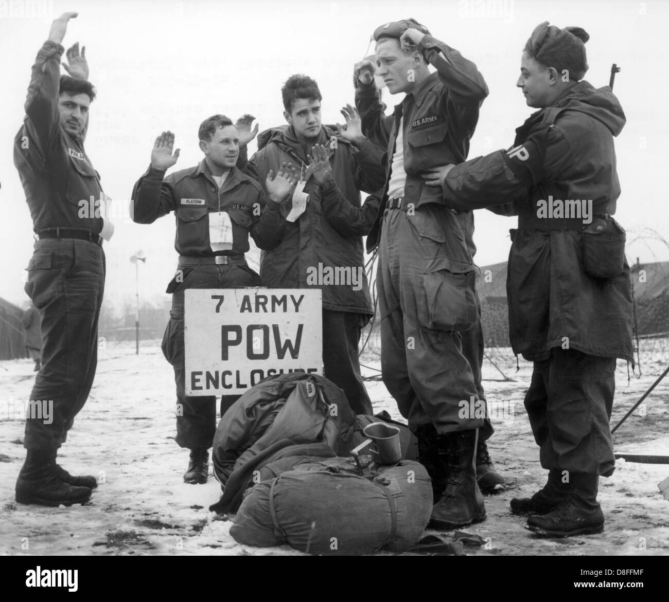 Les soldats américains qui ont été arrêtés au cours de la manœuvre de l'OTAN 'Winterschild» sont rechercher des armes et des documents, le 6 février 1960, dans un camp de prisonniers de Nuremberg. Banque D'Images