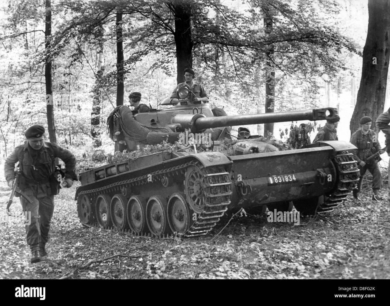 Un réservoir français, flanqué de soldats de l'armée britannique, les périphériques à Tegeler Forst pendant une manoeuvre des Britanniques et les forces françaises à Berlin le 2 juin en 1965. 1 000 1 000 soldats britanniques et français ont participé à la manœuvre de deux jours. Banque D'Images